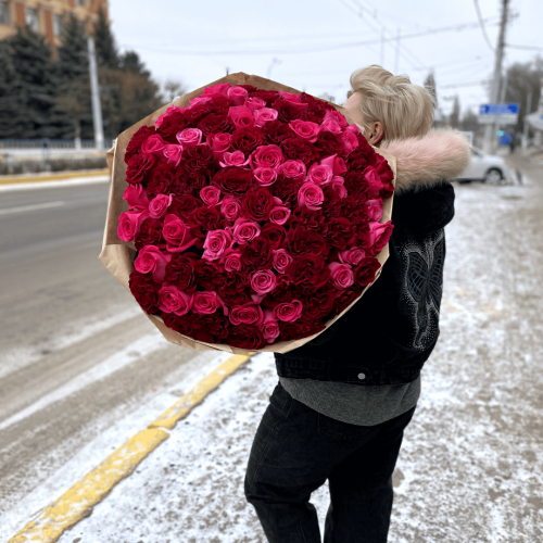 101 красно-розовая роза в крафте