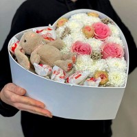 Коробка с цветами и игрушкой большая