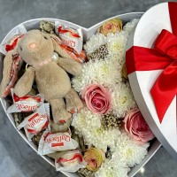 Коробка с цветами и игрушкой большая