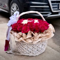 Корзина из 51 розы с буквой имени 01712