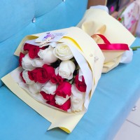 Букет из 21 красной и белой роз
