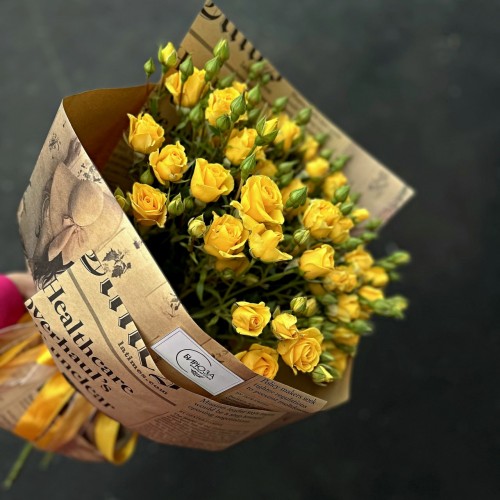Букет желтых кустовых роз в крафте