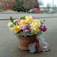 Корзина с вывернутыми розами